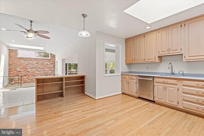 Building Photo - 7504 Radnor Rd