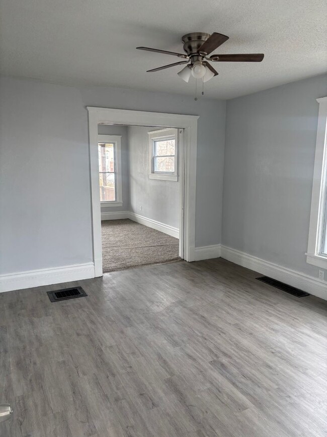 Building Photo - Charming 5-Bedroom Property in Prime Location