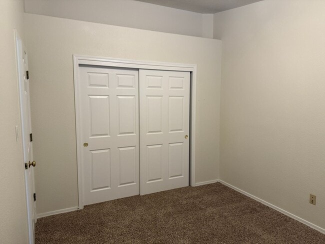 Building Photo - Great 3 Bedroom 2 Bath home with appliance...