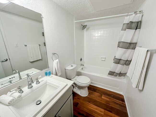 Building Photo - 1071 Clayton Ln