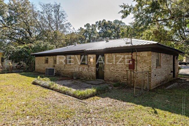 Building Photo - HALF-DEPOSIT SPECIAL! Updated 4 Bed 2 Bath Brick Home in West Mobile