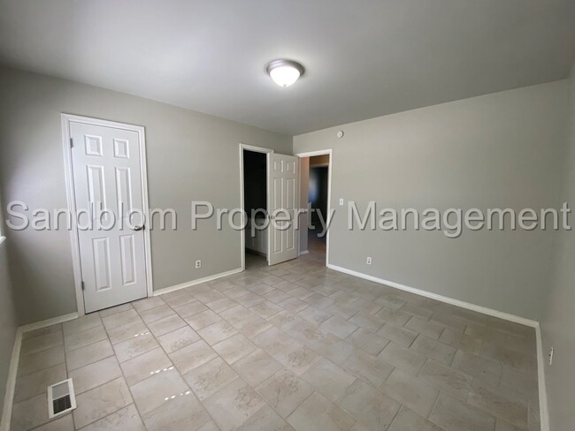 Building Photo - FOR LEASE | Midtown | 3 Bed, 2 Bath Duplex...