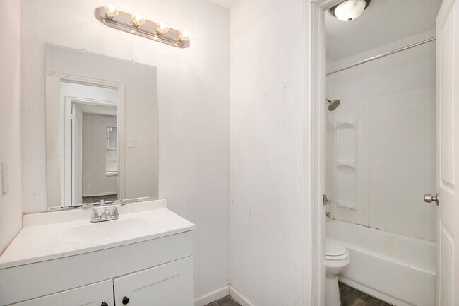 Building Photo - This charming 2-bedroom, 2-bathroom duplex is nestled in the desirable Lake Worth region of Fort ...