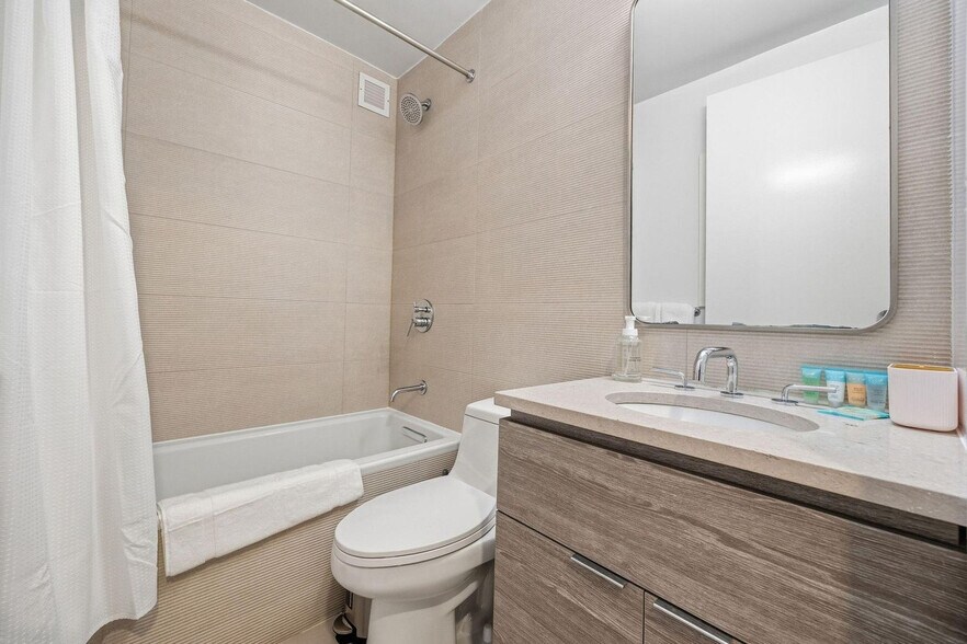 Building Photo - 68 W 37th St