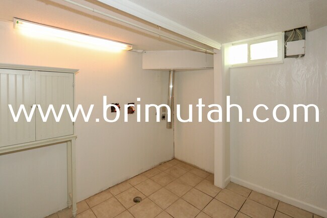 Building Photo - 1239 E Ridgedale Ln