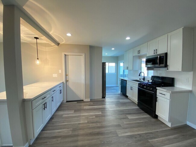 Building Photo - 4BD/2BA, Remodeled Kitchen! Newer Floors!