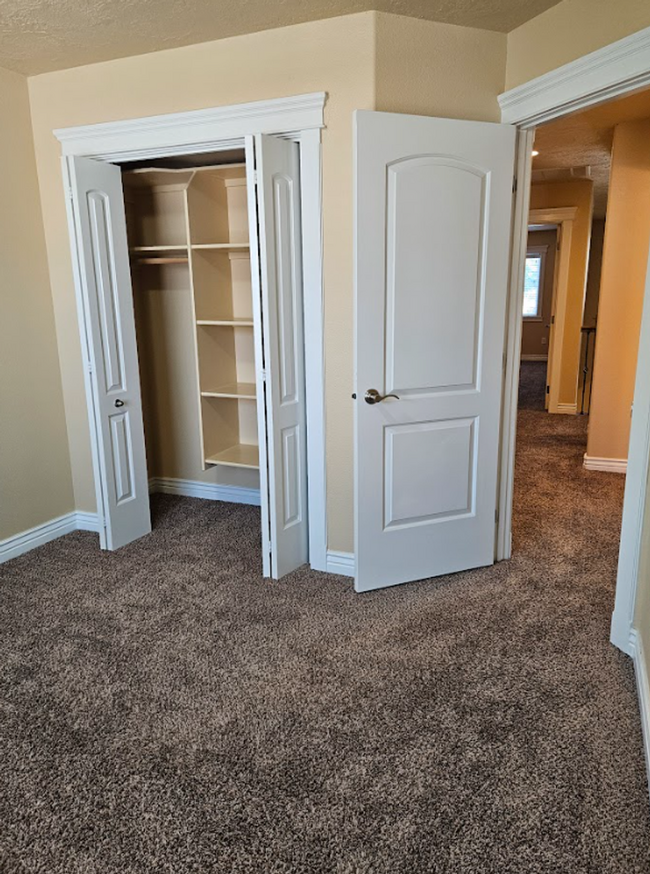 Building Photo - Centrally located 3bed/2.5bath townhome w/...
