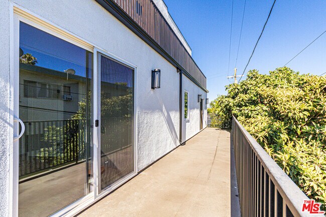 Building Photo - 5438 Romaine St