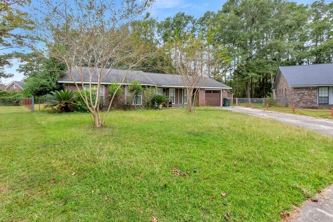 Building Photo - Charming Single-Story Home with Huge Backy...
