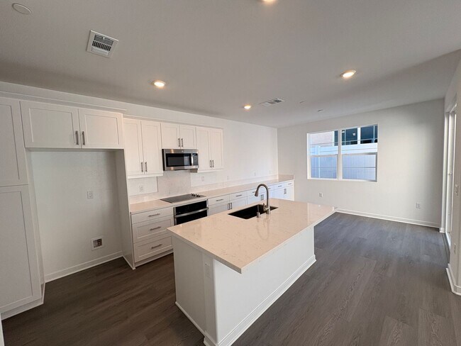 Building Photo - 3 Bed, 2.5 Bath townhome in Ontario!