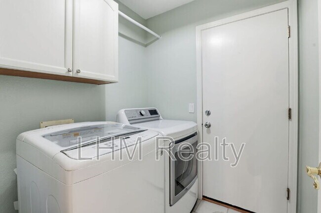 Building Photo - 1146 S Larkspur St