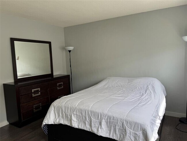 Building Photo - 1110 N Riverside Dr