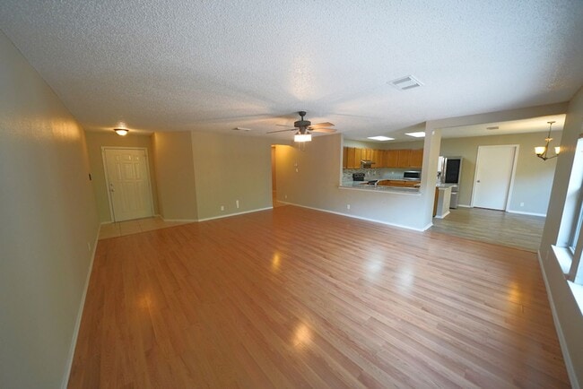 Building Photo - Wonderful Home in the Quiet Kingswood Heights Subdivision - Realtor Commission: $500