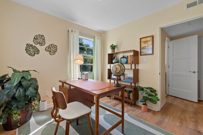 Building Photo - Charming 3Bed 2bath Nestled in the heart o...