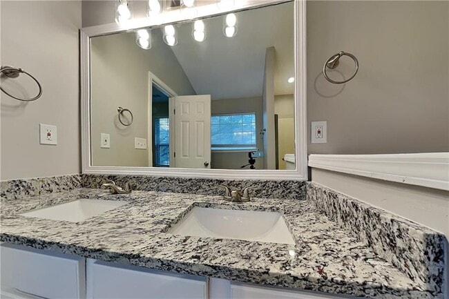 Building Photo - 2075 Beckenham Pl