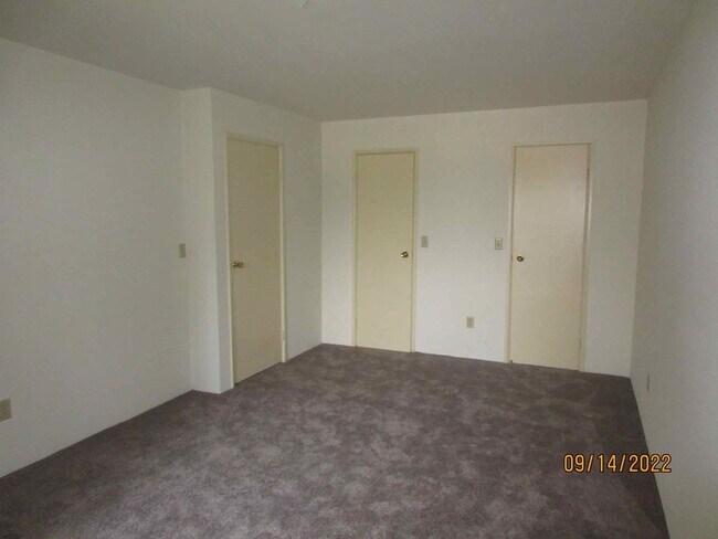 Building Photo - Available October 2025 Remodeled 2 Bedroom...