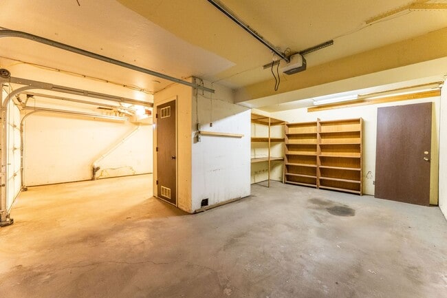 Building Photo - 954 S Miller St