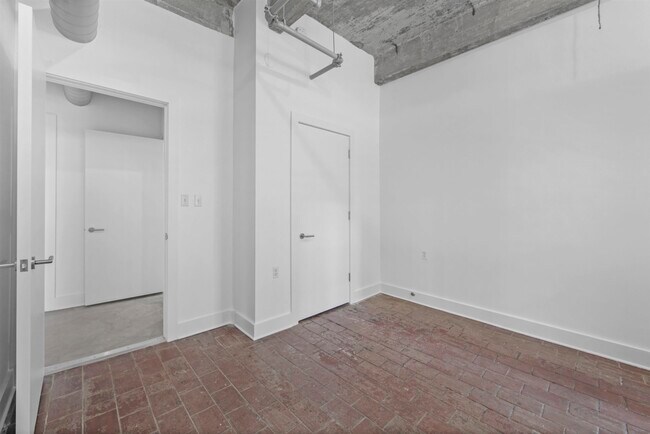 Building Photo - 140 Bay St
