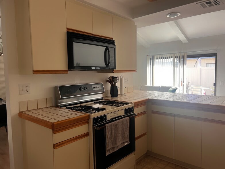 Kitchen - 18435 Keswick St