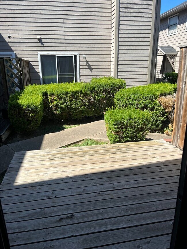 Building Photo - 2 Bedroom Townhome in Austin