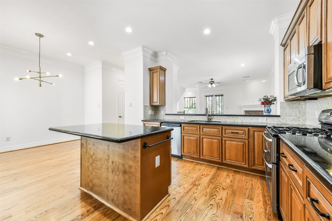 Building Photo - 1529 Rosewood St