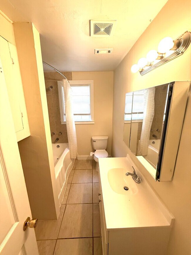Building Photo - ** 3 bed 1 bath located in Dalraida ** Cal...