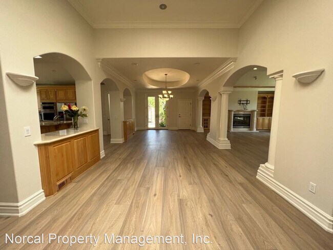 Building Photo - 5 br, 4.5 bath House - 1425 Villa Dr