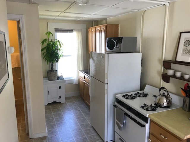 Building Photo - 697 Main St