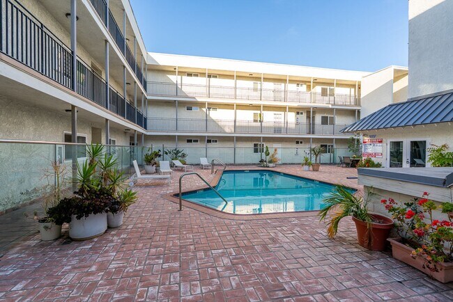Building Photo - Fully remodeled 2BR/2BA Condo in prime West Hollywood!