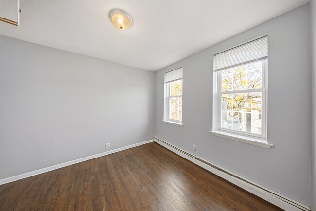 Building Photo - 303 3rd St