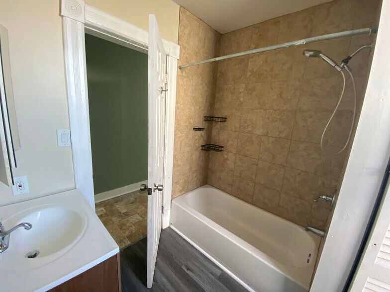 bathroom - 65 Remsen St