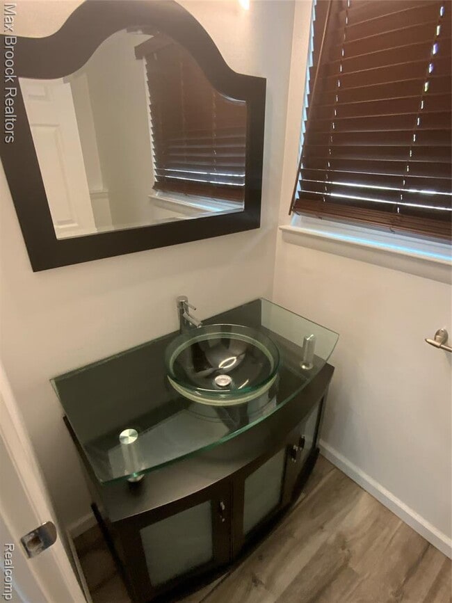 Building Photo - 5715 Sunnycrest Dr