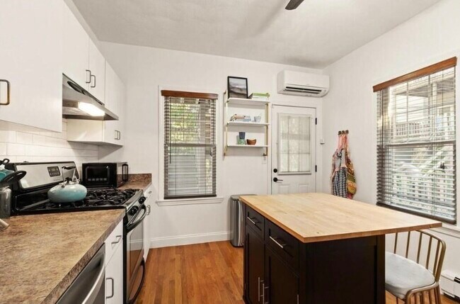 Building Photo - 171 Brooks St