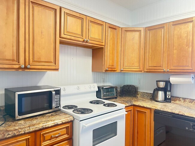 Building Photo - Furnished NMB Three-Bedroom Townhome is less than one mile from the Beach! Available Now!