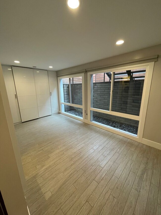 Building Photo - Logan Circle Beautifully Renovated Studio Apartment