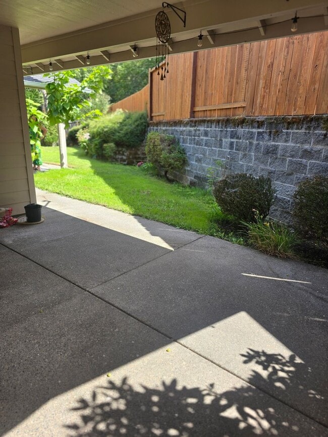 Building Photo - 3 bed 2 bath  Home for Rent in Grants Pass