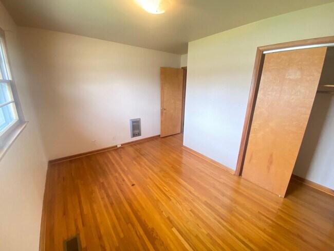 Building Photo - 404 Vosswood Dr