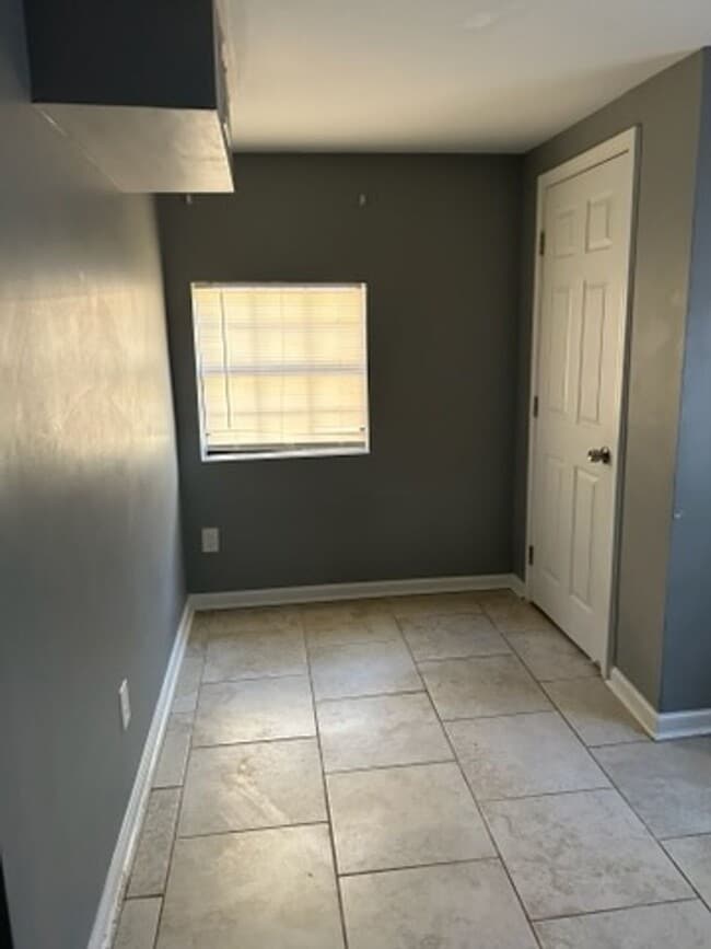 Building Photo - HEN AAR 306