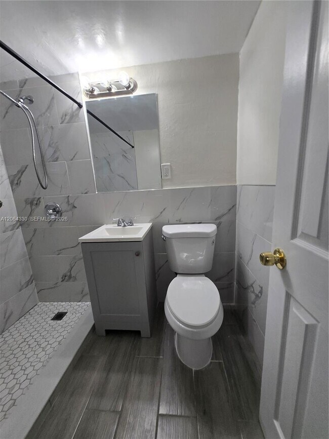 Building Photo - 4550 SW 67th Ave
