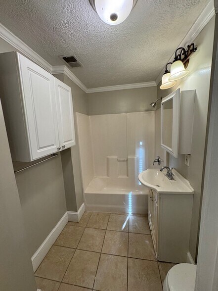 Master suite 2 bathroom - 1327 Parrett St