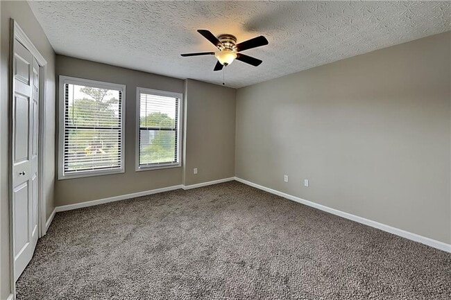 Building Photo - 3951 Kensington Dr