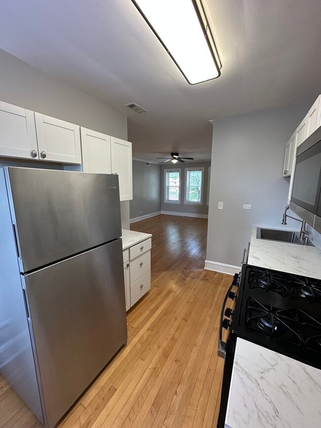 Building Photo - 5745 W Wellington Ave