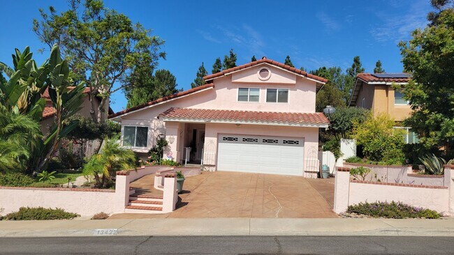 Building Photo - 4 bedrooms and 2.5 bathrooms House in Ranc...