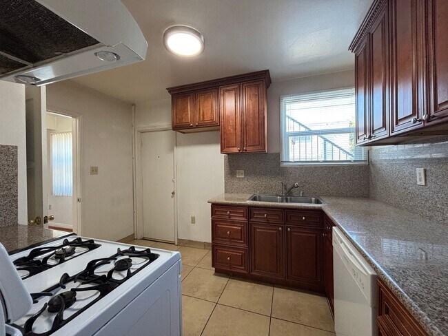 Building Photo - Glenoaks, 625-633 1/2