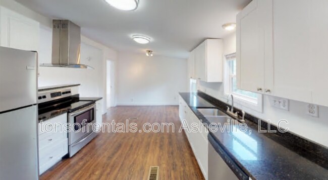 Building Photo - 64 Sayles Town Rd