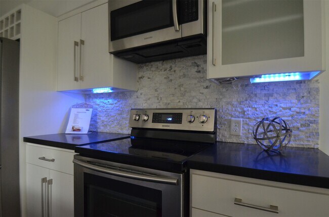 Building Photo - 5524 Beverly Hill St