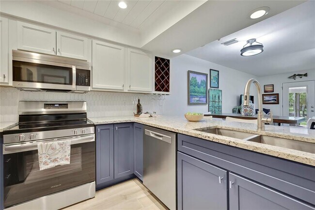 Building Photo - 1637 SE Paradise Cir W