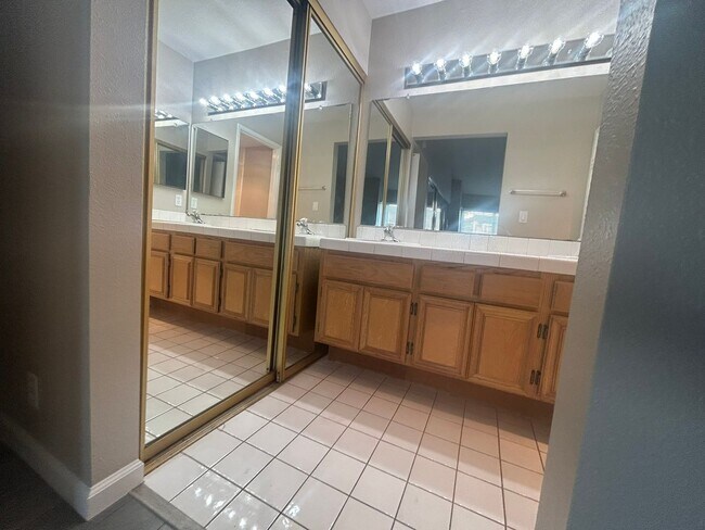 Building Photo - Upper-Level Condo – Bright, Stylish, and Ideally Located!