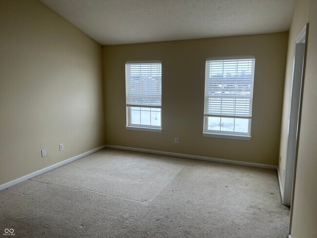 Building Photo - 3522 N Golden Gate Dr