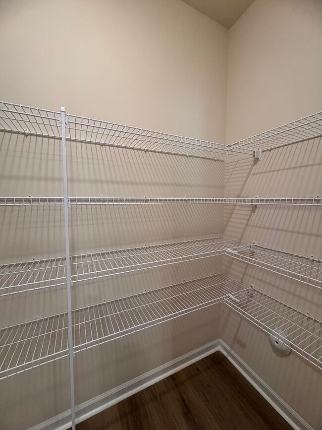Building Photo - 3BR 2.5BA Townhome